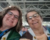Katie Lajeunesse, avec son entraîneur Penny Aubertin, Ciara Joseph et Jolie Gearing montrent fièrement leurs médailles après la cérémonie de clôture des Jeux provinciaux d'été des Jeux olympiques spéciaux, à Brantford. &mdash; Photo: Courtoisie 