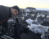 Yves Simard photographiant des pingouins au Cap Adare de la mer Ross. &mdash; Photo : Courtoisie
