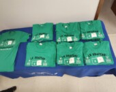 Des teeshirts souvenirs pour célébrer le 50e anniversaire du drapeau franco-ontarien sont disponibles à la vente. &mdash; Photo : Courtoisie