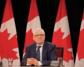 Raymond Théberge a été reconduit pour la seconde fois après la fin de son mandat officiel, qui prenait fin en janvier 2025. Il reste en poste jusqu’en janvier 2026, date à laquelle il se dit «confiant» qu’on lui ait trouvé un successeur. &mdash; Photo : Marianne Dépelteau – Francopresse (Archives)