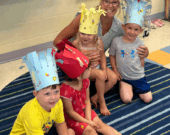 Des participants du Centre des petits s’amusent en français avec Mme Lynn, éducatrice. &mdash; Crédit : Conseil scolaire catholique Nouvelon