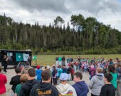 Rodney Meilleur et Julie Lancup, animateurs de la tournée Franco Fiers au CSC Nouvelon, divertissent les élèves de l’école Sacré-Cœur et l’ÉSC Trillium.  &mdash; Crédit : ÉSC Trillium