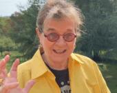 Édith Butler s’adressant à son public du Nord de l’Ontario dans une vidéo partagée sur ses réseaux sociaux. &mdash; Photo : Capture vidéo / Mehdi Mehenni