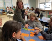 Mme Mélanie accompagne des élèves lors d’un atelier sur la gestion des émotions. &mdash; Crédit : École St-Augustin
