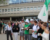 Le tintamarre et le rassemblement à la Place des Fondateurs de l’Université Laurentienne. &mdash; Photo : Mehdi Mehenni