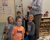Tom Michaud, directeur de l’éducation, bâti une tour en blocs avec les élèves de la maternelle et jardin. &mdash; Crédit : École Saint Nom de Jésus