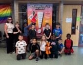Les Tigres sont fiers d’avoir récolté 2 685 $ en dons pour leur marche Terry Fox. &mdash; Photo : École St-Denis