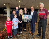 Tracy Fleury en compagnie de membres de sa famille et du maire Paul Lefebvre.  