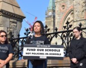 Des manifestants rassemblés sur la rue Wellington, début septembre, à l'occasion d'un point presse par plusieurs organismes communautaires pour dénoncer le projet de loi 33 de l'Ontario. &mdash; Photos : Clémence Labasse/Le Droit.