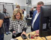 La députée de Sudbury, Viviane Lapointe, prenant connaissance des outils technologiques de CircuitIQ. &mdash; Photo : Courtoisie