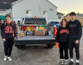 Rylan Steven, Peyton Sauvé et Ben Steven, étudiants à Franco-Cité, arrivent à la Banque alimentaire de Nipissing Ouest avec un camion rempli de dons amassés pendant la collecte annuelle Une canne ça dépanne le mercredi soir, 8 octobre. &mdash; Crédit photo : Brigitte Sauvé