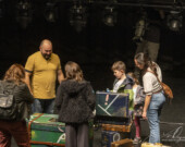 Stéphane Guérin sur scène avec des participants, lors du spectacle du jeudi 23 octobre. &mdash; Photo : Léo Duquette