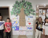 Des élèves devant la murale des fruits de l’Esprit préparée par Mme Maryssa Kozlowskyj, enseignante de 6ᵉ année. &mdash; Photo : École St-Pierre