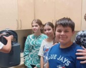 Les élèves apprennent à utiliser leurs nouveaux composteurs électroniques. &mdash; Crédit : École St-Charles Borromée