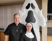 Jean-Pierre Lauzon et Yolande Prévost Lauzon lors de la fête d’Halloween au Club amical. &mdash; Photo : Courtoisie