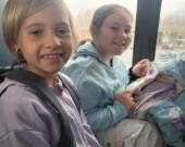 Deux élèves sur l’autobus en route vers la course de fond à l’école Biidaaban Kinoomaagegamik. &mdash; Crédit : École Sainte-Anne