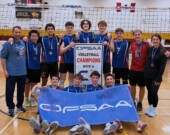 Les Panthères de l’équipe senior de volleyball masculin et les entraineurs, M. Marc Savage et Mme Brigitte Coutu, présentent fièrement leur bannière et leurs médailles d’or pour le championnat de la catégorie A de volleyball masculin de l’OFSAA 2025, à Gravenhurst, en Ontario.  