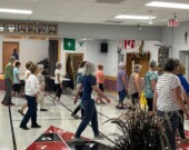 Un groupe de membres qui suit une leçon de danse en ligne. &mdash; Photos : Courtoisie