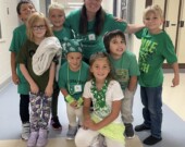 Des élèves et un membre du personnel démontrent leur fierté francophone en portant du vert et du blanc. &mdash; Photo : École St-Joseph