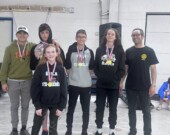 René-Guy Nobert (droite) avec des participants au Tournoi d’échecs Franco-Nord-Ouest 2025.


 &mdash; Photo : École Saint-Joseph 