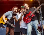 Les Bilinguish Boys, de gauche à droite : Dayv Poulin, Stef Paquette et Édouard Landry.
 &mdash; Photo : Joël Ducharme