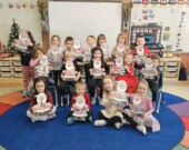 Les élèves de la classe de maternelle A sont impatients d’aller poster leurs lettres au Père Noël. &mdash; Photo : École Alliance St-Joseph