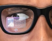 Arun Rupesh Maini utilisant un Ray-Ban Meta Display. &mdash; Photo : Arun Rupesh Maini