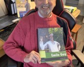 M. Émile Guy tout fier de la parution de son nouveau livre Ma vie à la retraite. Servir Dieu et mon prochain. &mdash; Photo : Francine Gagnon