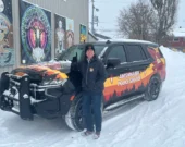 La sergente Chantal Larocque, du Service de police Anishinabek, pose à côté du VUS lauréat du concours 2026 Blue Line du véhicule policier le mieux paré, catégorie Relations communautaires. Le design interactif a permis au véhicule de se démarquer de la concurrence.  