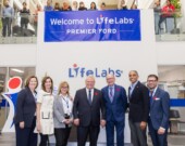 Une visite du Premier ministre de l’Ontario, Doug Ford, à LifeLabs, en novembre 2023. &mdash; Photo : Page Facebook LifeLabs.
