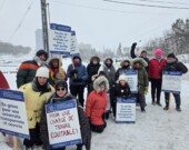 Les professeures et professeurs de l’Université Laurentienne ont encore bravé le froid, lundi 26 janvier, pour entamer leur deuxième semaine de grève. &mdash; Photo : APPUL