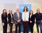 De gauche à droite : Gabriella Desmarais, directrice de l'engagement autochtone et communautaire à STLLR Gold Inc., Meghan Shannon, vice-présidente de la durabilité et des affaires réglementaires à STLLR Gold Inc., Gilles Chapadeau, maire de la Ville de Rouyn-Noranda, Michelle Boileau, mairesse de Timmins,  Mélanie Dufresne, présidente de la Chambre de Timmins, Marcel Cardinal, directeur de l'environnement, de la durabilité et de la sécurité à Lake Shore Gold. &mdash; Photo : La Chambre de Timmins