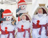 C’est Nathalie Dupuis, fille du co-créateur du drapeau franco-ontarien, Michel Dupuis, qui se cachait sous le Bonhomme Carnaval.  