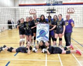 Les filles de l’école publique Hélène-Gravel montrent fièrement leur bannière de 1re place pour la division A, le 21 janvier 2026. &mdash; Photos : Courtoisie
