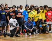 Les équipes participantes : maillot rouge: Université de Sudbury, orange: Côte d'Ivoire (équipe gagnante), blanc: Guinée (Conakry 2e place), jaune: Sénégal, noir: Maroc, bleu très clair: Congo, bleu très foncé: Tchad, bleu/teal: AfriTeam (diaspora Africaine), vert clair: Équipe Franco, vert foncé: Cameroun. &mdash; Photo : Courtoisie