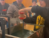 Les élèves inscrits à la MHS en Environnement élèvent des truites mouchetées dans la pisciculture de l’école. &mdash; Photo : CSC Nouvelon
