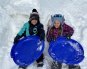 Deux élèves s’amusent dans la cour d’école avec leurs nouveaux traîneaux.  &mdash; Photo : École St-Joseph