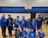 Les équipes de robotique de l’école Notre-Dame-du-Sault avec leurs entraîneurs Madame Joan Robere-McGugan (gauche) et Monsieur Gilbert Desbois (droite). &mdash; Photo : École Notre-Dame-du-Sault