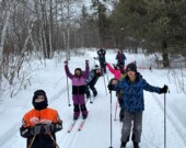  Des élèves explorent les pistes de ski de fond à Capreol.  
 &mdash; Photo : École St-Charles Borromée 