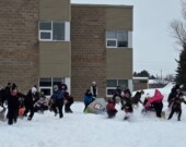 Course de boîtes de carton dans le cadre du Carnaval Lynx. &mdash; Photo : École Alliance St-Joseph