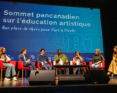 Une membre de l’audience a affirmé durant la période de questions et de commentaires que l’éducation artistique constitue «une essence pour l’existence». Selon elle, l’art transforme le français, d’une simple matière scolaire, en une expérience vécue. &mdash; Photo : Dany Lepage