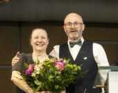Le président Marc Gauthier a remis un bouquet à la directrice générale sortante de l'ACFO du grand Sudbury, Joanne Gervais. &mdash; Photo : Léo Duquette