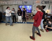 Un groupe d’élèves participent à une improvisation mixte. &mdash; Photo : École St-Paul