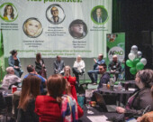 De gauche à droite : Mélanie Chevrier de l’équipe M, à l’animation, Michelle Boileau, présidente de l’AFMO et mairesse de Timmins, Catherine Bachand, directrice générale de la SÉO, Thomas Mercier, directeur du Réseau du Nord, Paul Lefebvre, maire du Grand Sudbury et Denis Bertrand, directeur général de la PdA. &mdash; Photo : Léo Duquette.