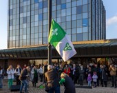 Nathalie Dupuis, fille de Michel Dupuis, co-créateur du drapeau franco-ontarien, et le maire Peter Chirico hissant le drapeau.  &mdash; Photo : Joël Ducharme
