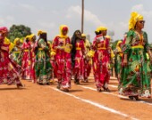 Ngaoundere, Cameroun - 8 mars 2024 : Des femmes en robe colorée ornée de cheveux jaunes défilent fièrement lors de la célébration de la Journée internationale de la femme à Ngaoundere, au Cameroun. &mdash; Photo : Shutterstock