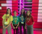 Quatre élèves de l’école secondaire Macdonald-Cartier jouent le rôle d’arbitres bénévoles lors de la compétition de Folie furieuse (de gauche à droite : Ariane Otis-Robitaille, Pascale Pilon, Zoé Wilson et Léa Atoui). &mdash; Photo : Isabelle Carignan