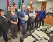 MM. Lefebvre et Gordon en compagnie d'employés de la Ville du Grand Sudbury. &mdash; Photos : Donald Dennie