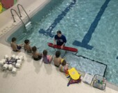 Première séance de natation à la piscine Stéphane-Lecours à Hearst. &mdash; Photo : École Saint Nom de Jésus