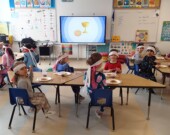 Les élèves célèbrent Pâques avec la mise en scène du dernier repas de Jésus en salle de classe. &mdash; Photo : École St-Dominique